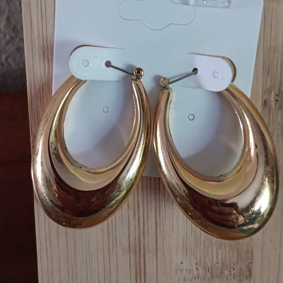 Collection of 10 sets of Gold Tone Post Earrings - Picture 4 of 13